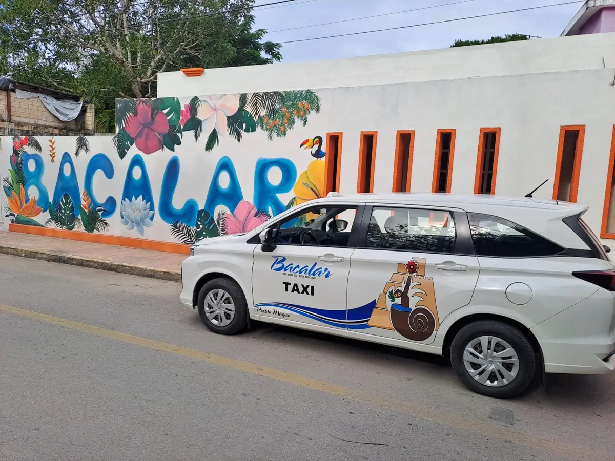 Taxi frente al mural de Bacalar