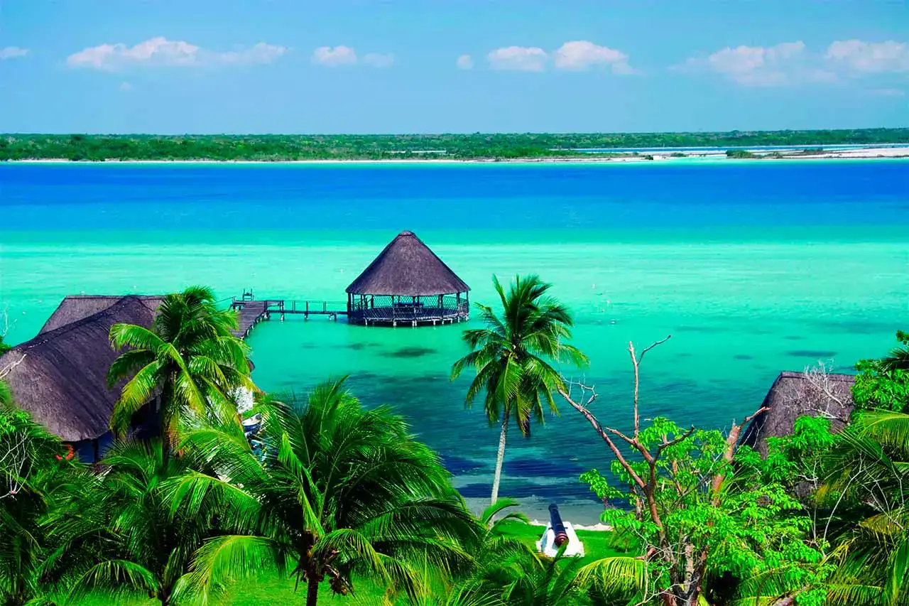 Vista aérea de la Laguna de los Siete Colores en Bacalar