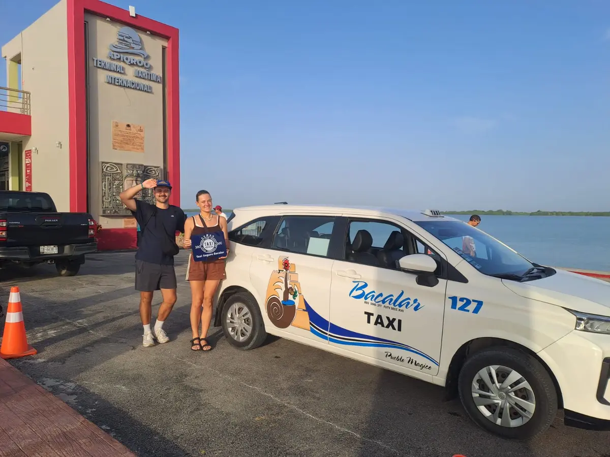 Taxi Bacalar con viajeros en la Terminal Marítima de Chetumal