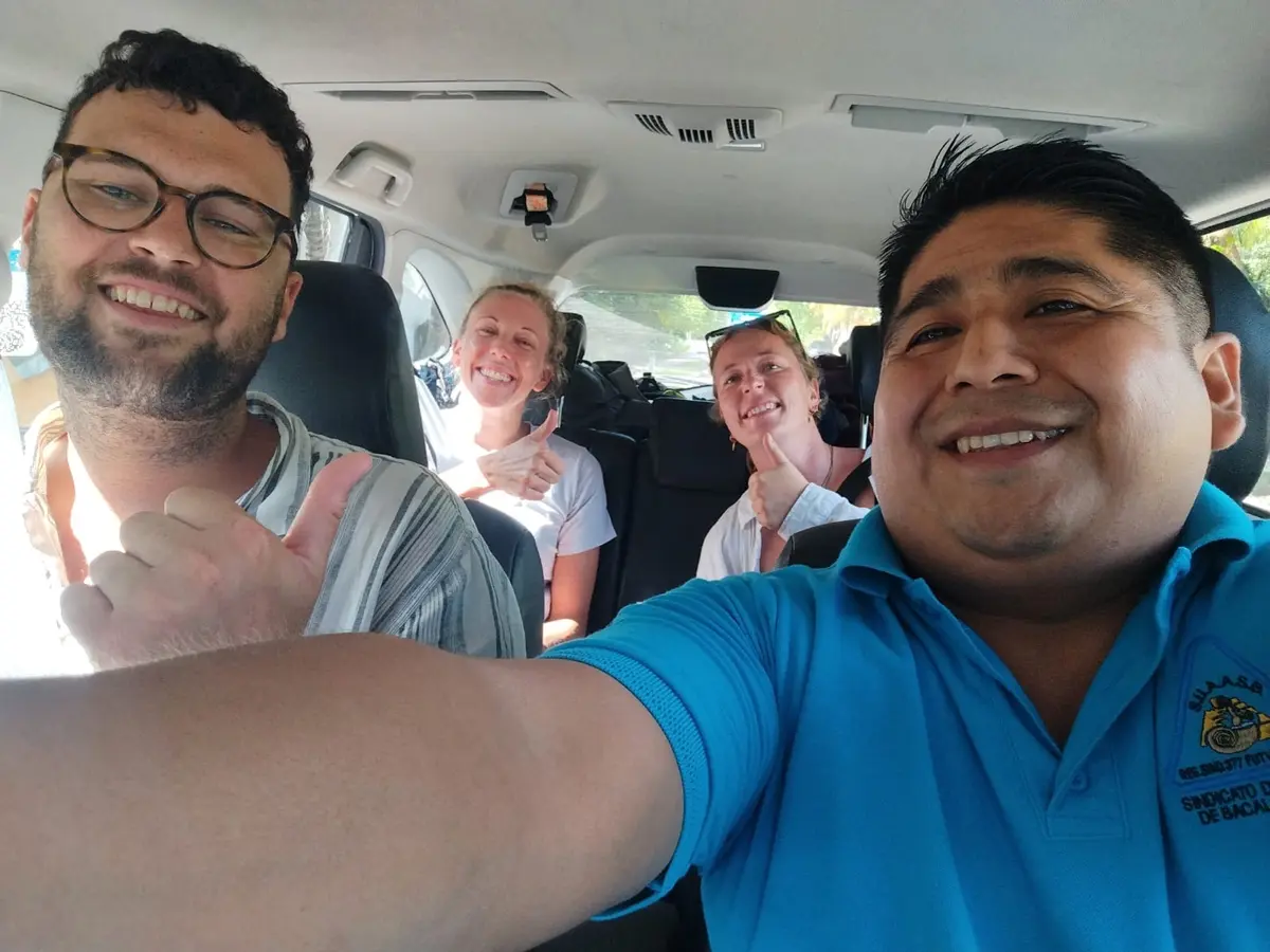 Conductor con turistas