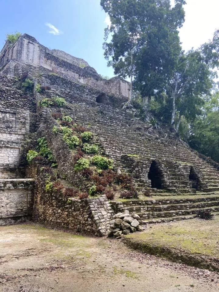 Pirámide de la zona arqueológica de Dzibanché entre la selva